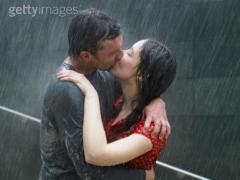 bacio sotto la pioggia